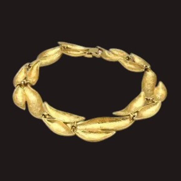 Stunning Vintage Givenchy Chunky Leaf Look Necklace Goldtone - Picture 5 of 5